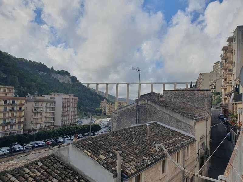 Appartamento in Vendita a Modica, zona MODICA BASSA, 75'000€, 130 m²