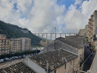 Appartamento in Vendita a Modica, zona MODICA BASSA, 75'000€, 130 m²