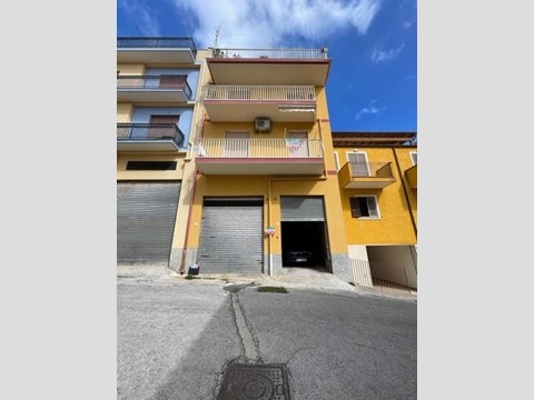Quadrilocale in Vendita a Modica, zona MODICA ALTA, 75'000€, 96 m², con Box