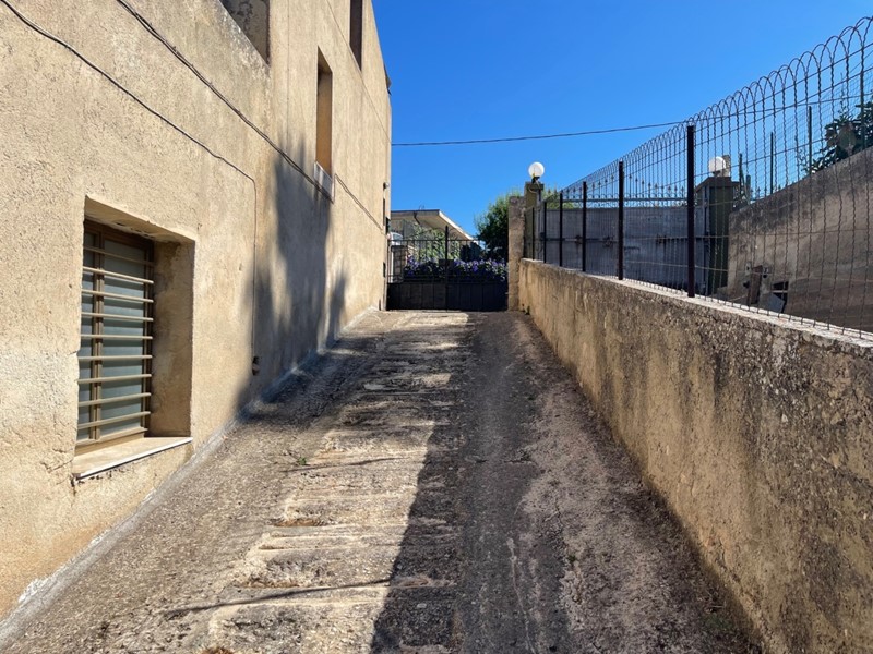 Villa in Vendita a Modica, zona DENTE, 108'000€, 210 m²