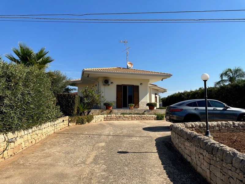 Villa in Vendita a Modica, zona Marina Di Modica, 350'000€, 130 m²