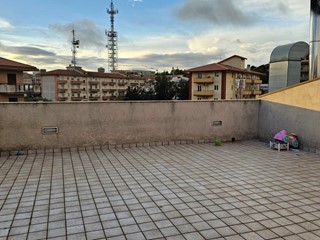 Attico in Vendita a Ragusa, zona VIA ARCHIMEDE, 350'000&euro;, 200 m², con Box