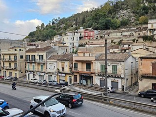 Villa in Vendita a Modica, zona MODICA BASSA, 80'000€, 50 m², arredato, con Box