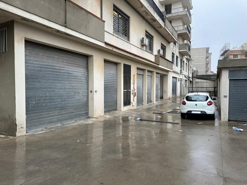 Immobile commerciale in Vendita a Ragusa, zona C.SO VITT. VENETO, 350'000&euro;, 400 m²