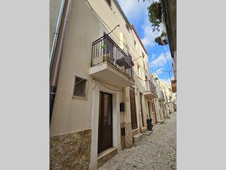 Villa in Vendita a Scicli, zona PIAZZA ITALIA, 110'000€, 90 m²