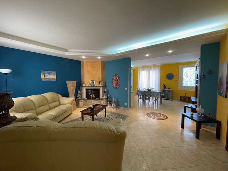 Villa in Vendita a Pozzallo, zona PIETRE NERE, 300'000€, 190 m²