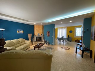 Villa in Vendita a Pozzallo, zona PIETRE NERE, 300'000€, 190 m²