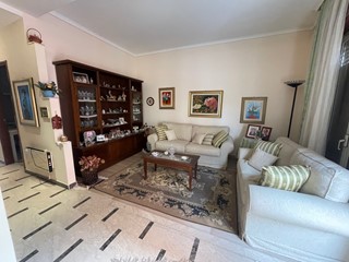 Appartamento in Vendita a Modica, zona MODICA ALTA, 105'000€, 150 m², arredato, con Box