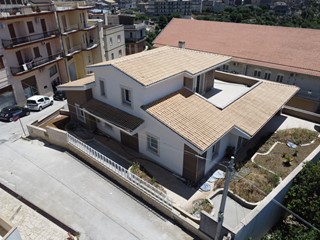 Villa in Vendita a Modica, zona MODICA ALTA, 350 m², con Box