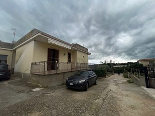 Villa in Vendita a Modica, zona DENTE, 160 m², con Box