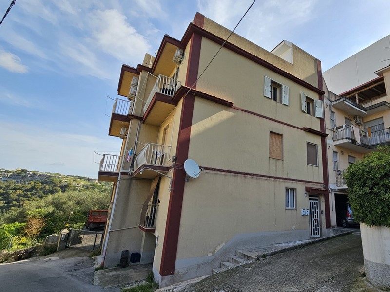 Appartamento in Vendita a Modica, zona SORDA QUARTIERE, 125'000€, 110 m², con Box