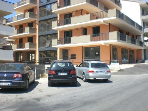 Immobile commerciale in Affitto a Modica, zona SORDA QUARTIERE, 150 m²