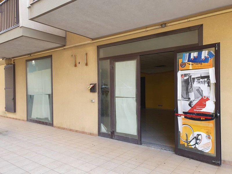 Immobile commerciale in Affitto a Modica, zona SORDA QUARTIERE, 400€, 80 m²