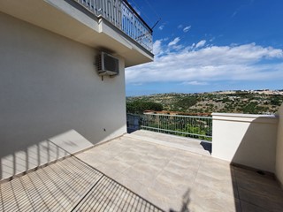 Appartamento in Vendita a Modica, zona MODICA ALTA, 120'000€, 150 m², con Box