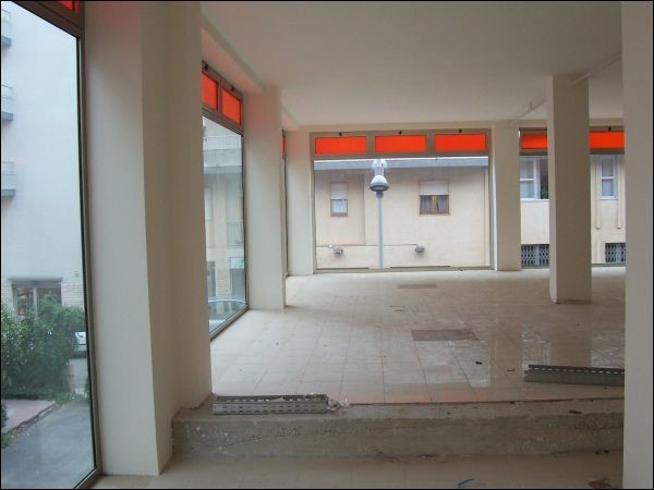 Immobile commerciale in Affitto a Modica, zona SORDA QUARTIERE, 2'500€, 400 m²