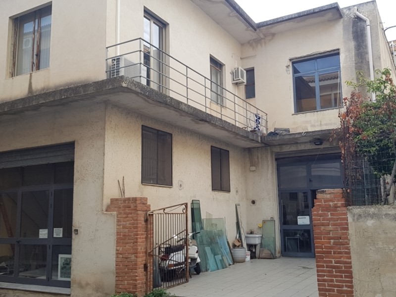 Immobile commerciale in Vendita a Modica, zona MODICA ALTA, 175'000€, 208 m²