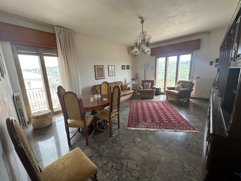 Appartamento in Vendita a Modica, zona MODICA ALTA, 80'000€, 160 m², con Box