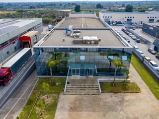 Immobile commerciale in Affitto a Modugno, zona Zona Industriale, 10'000€, 1700 m², con Box