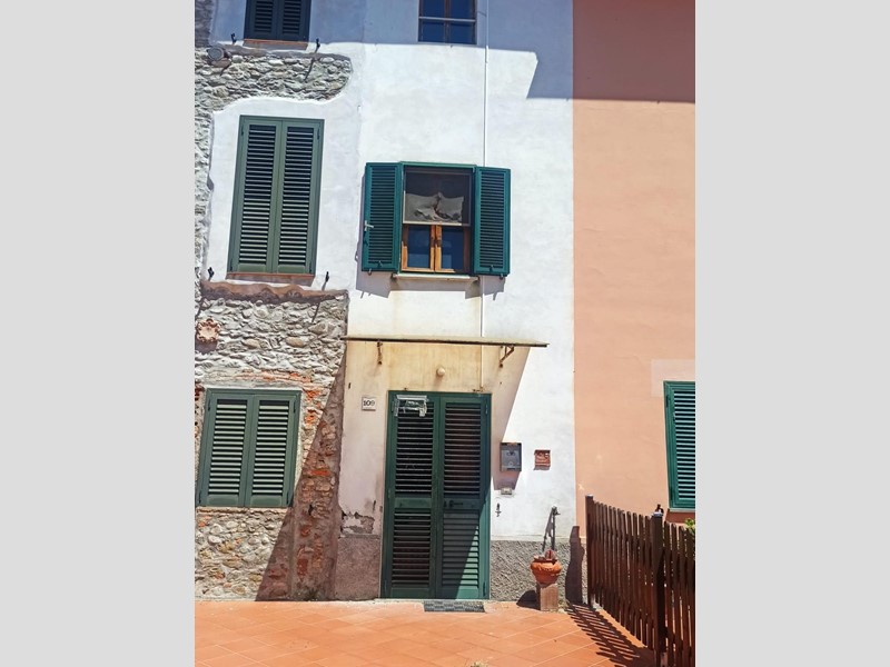 Casa Indipendente in Vendita a Capannori, zona Marlia, 49'000€, 78 m²