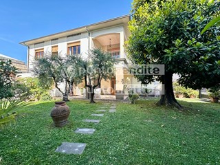 Villetta a schiera in Vendita a Lucca, zona San Vito, 350'000&euro;, 220 m²