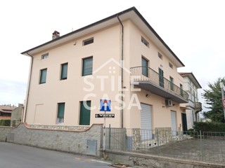 Casa Indipendente in Vendita a Capannori, zona Marlia, 345'000€, 534 m², arredato, con Box