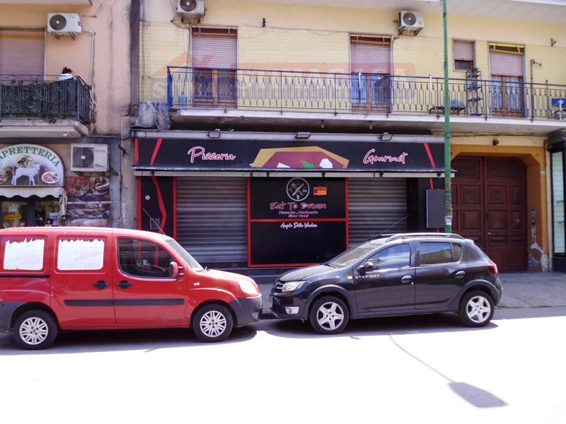 Attività commerciale in Affitto a Afragola, 1'300€, 140 m²