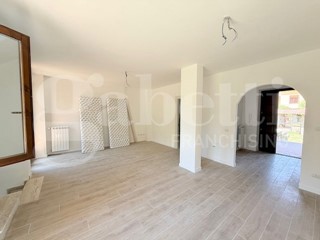 Villetta a schiera in Vendita a Orte, 210'000€, 210 m²