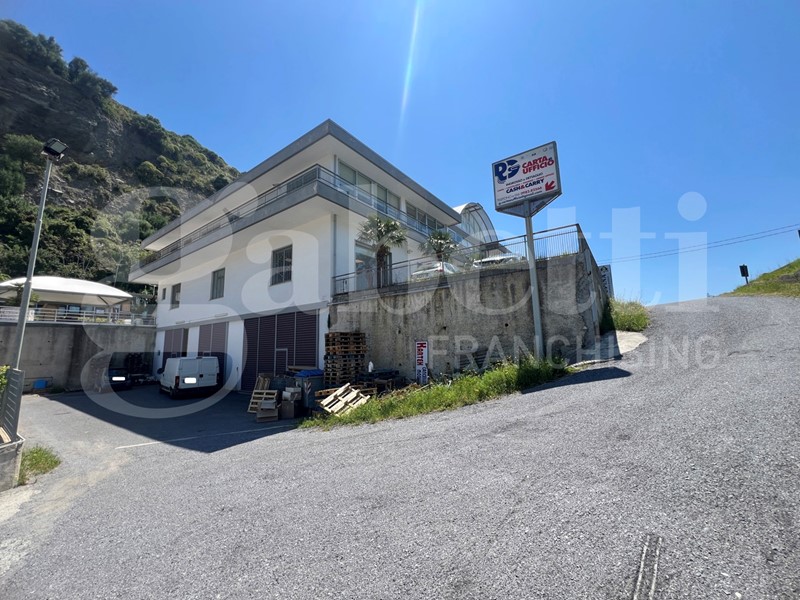 Magazzino in Vendita a San Lucido, 460'000€, 640 m²