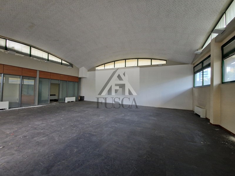 Ufficio in Affitto a Lucca, zona San Concordio Contrada, 2'000€, 200 m²