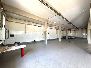 Capannone in Vendita a Vaiano, 238'000€, 350 m²
