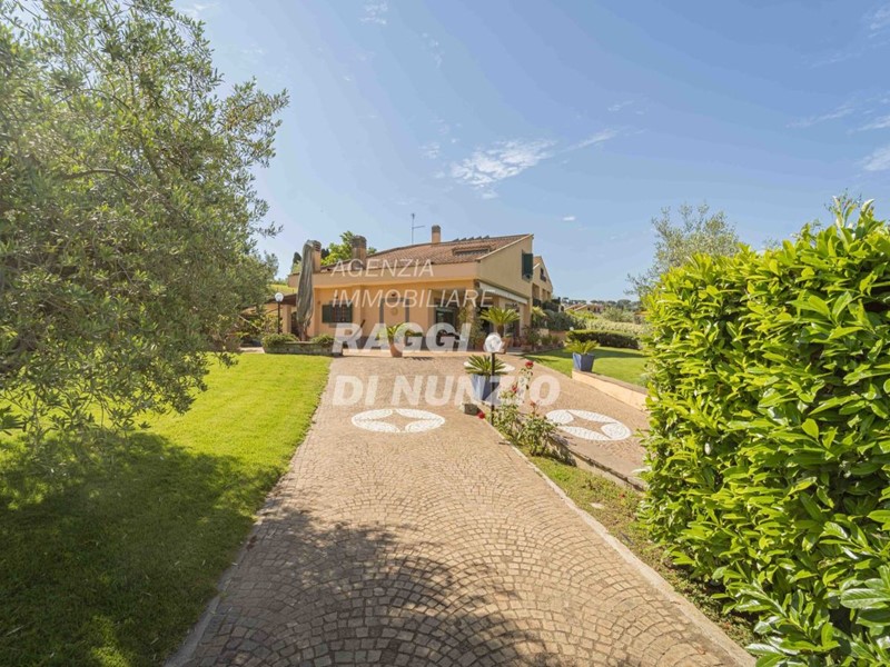 Villa in Vendita a Frascati, 790'000&euro;, 400 m², con Box