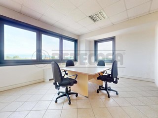 Ufficio in Affitto a Cittadella, zona Cittadella, 2'200€, 387 m²
