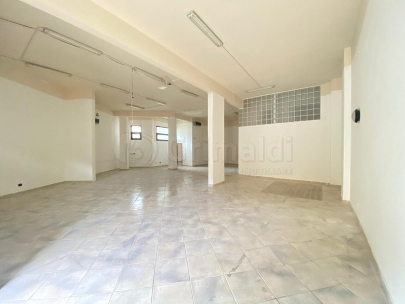 Immobile commerciale in Affitto a Villaricca, 1'100&euro;, 180 m²