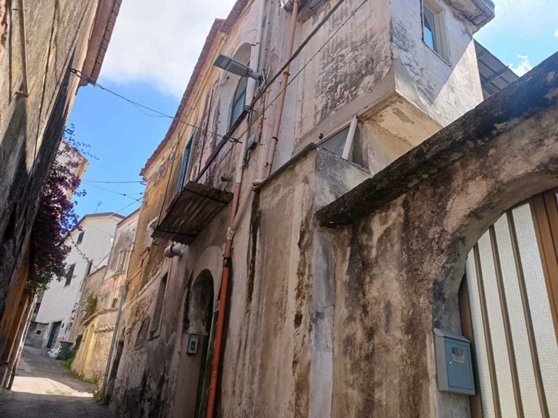 Casa Semi Indipendente in Vendita a Salerno, 58'000&euro;, 160 m²