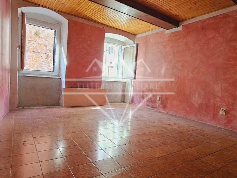 Trilocale in Vendita a Carrara, zona Gragnana, 45'000€, 45 m²