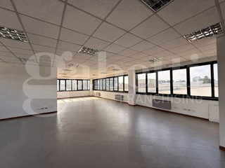 Capannone in Vendita a Cologno Monzese, 720'000€, 950 m²