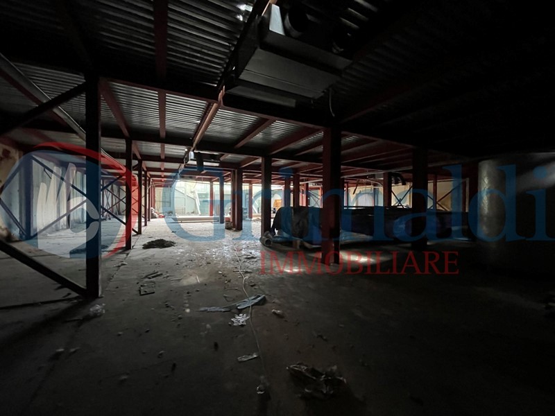 Capannone in Affitto a Messina, 12'000€, 1800 m²