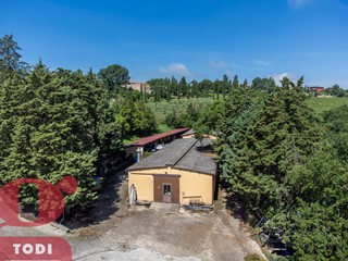 Capannone in Vendita a Todi, 135'000€, 300 m²
