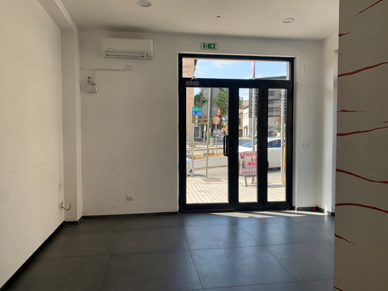 Immobile commerciale in Affitto a Castel di Lama, zona Villa Sant'Antonio, 400€, 57 m²
