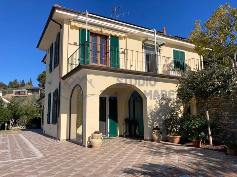 Casa Indipendente in Vendita a Imperia, 950'000€, 190 m², con Box