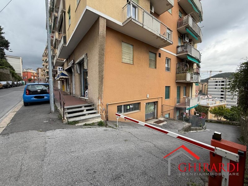 Box in Vendita a Genova, zona Sestri Ponente, 28'000€, 12 m², con Box
