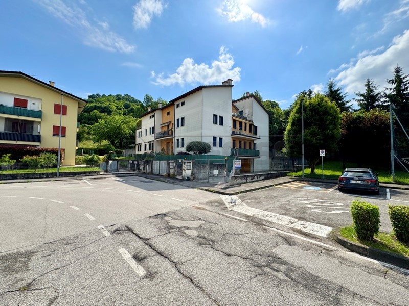 Appartamento in Vendita a Castelgomberto, 134'000&euro;, 93 m², con Box