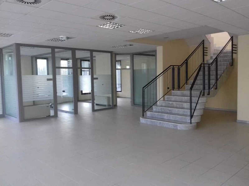 Ufficio in Vendita a Reggio Emilia, 395'000€, 480 m²