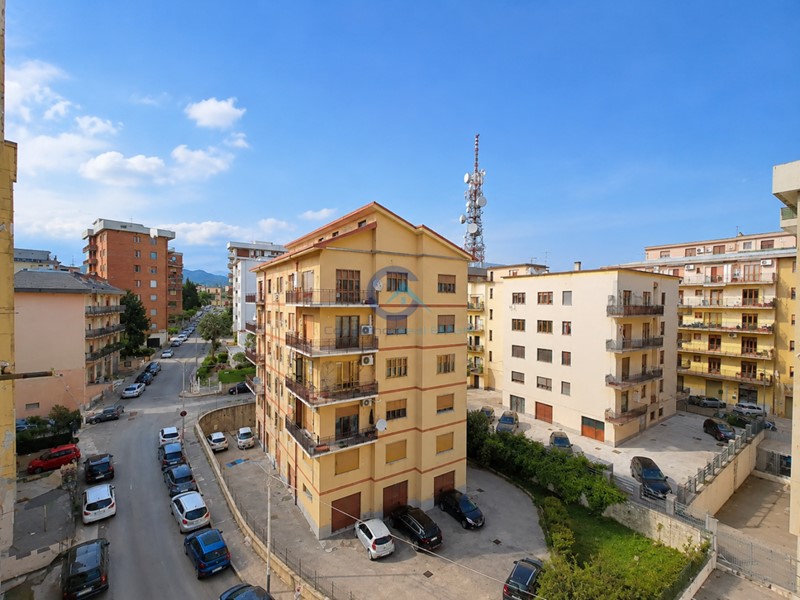Quadrilocale in Vendita a Catanzaro, zona Stadio, 98'000&euro;, 130 m²