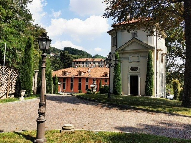 Casa Indipendente in Vendita a Moncalieri, 2600 m², con Box