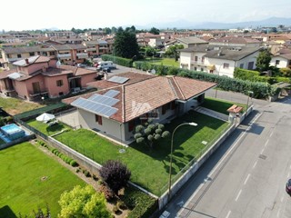 Casa Indipendente in Vendita a Torbole Casaglia, 580'000€, 367 m², con Box