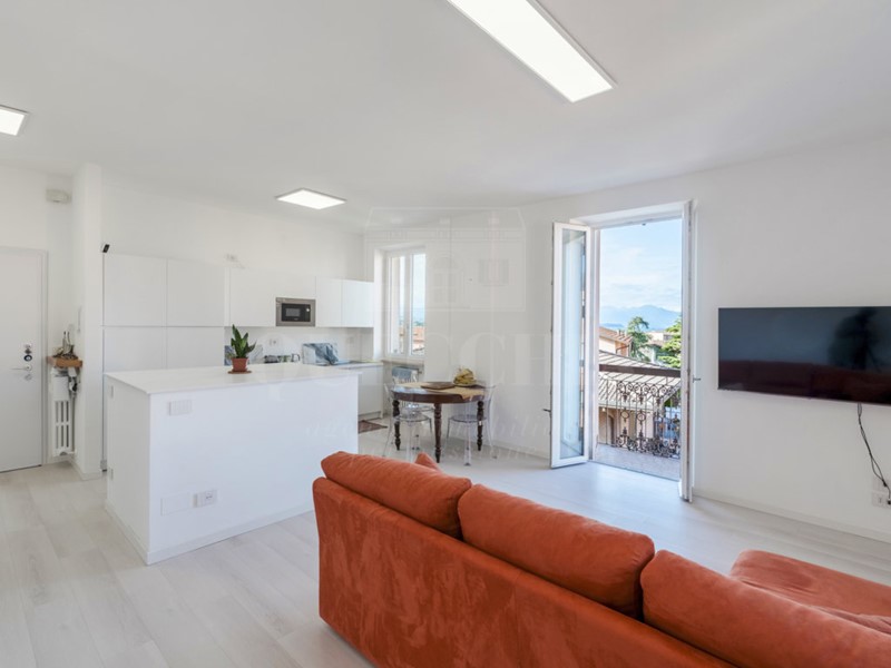 Trilocale in Vendita a Desenzano del Garda, 350'000€, 100 m², arredato, con Box