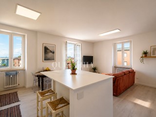 Trilocale in Vendita a Desenzano del Garda, 350'000&euro;, 100 m², arredato, con Box