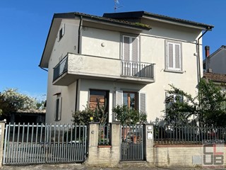 Villa bifamiliare in Vendita a Empoli, zona Corniola, 300'000€, 200 m², con Box