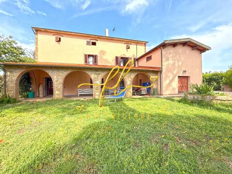 Casale in Vendita a Cecina, zona Collemezzano Alto, 568'000€, 359 m², con Box